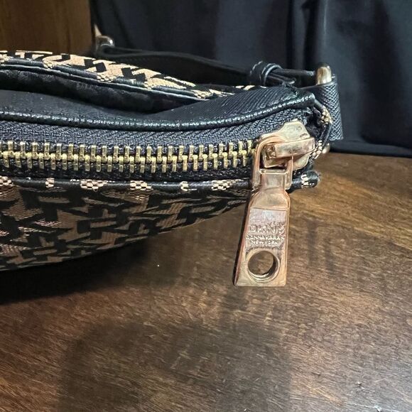 DKNY CROSSBODY PURSE - Picture 5 of 5